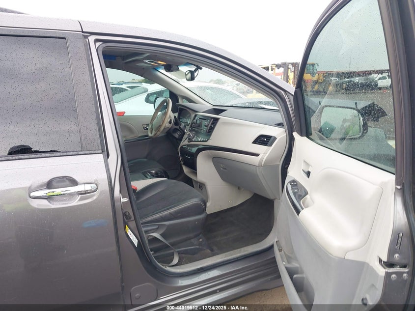 2014 Toyota Sienna Se 8 Passenger