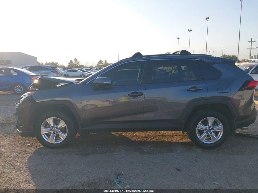 VIN 2T3W1RFV9MC157947 2021 TOYOTA RAV4 XLE