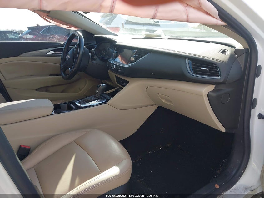 BUICK REGAL SPORTBACK 2019 VIN W04GL6SXXK1010593