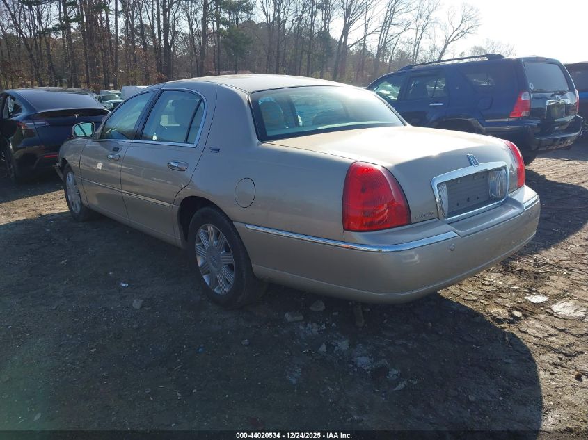 2005 Lincoln Town Car Signature Limited