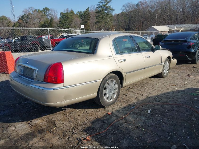 2005 Lincoln Town Car Signature Limited