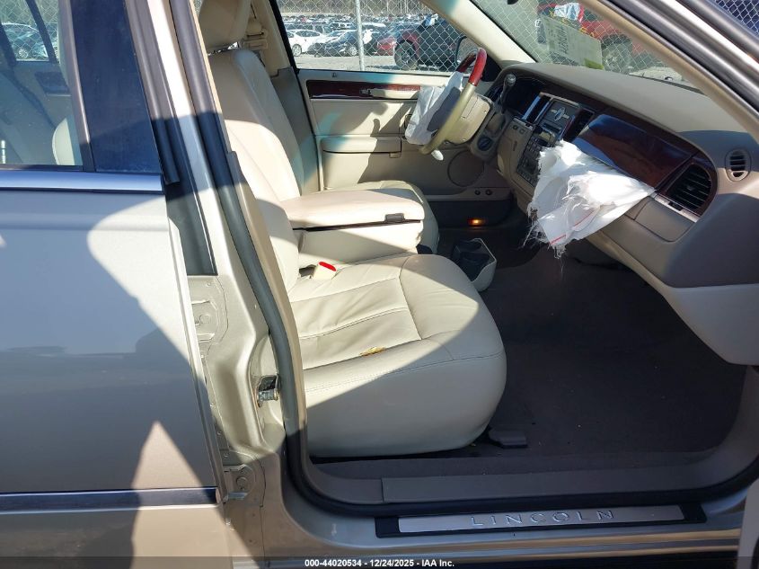 2005 Lincoln Town Car Signature Limited