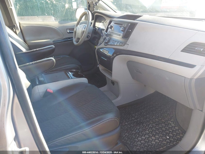 2012 Toyota Sienna 3.5 Se 8 Passenger silver Lot 111044022014 Vin 5TDXK3DC7CS265790