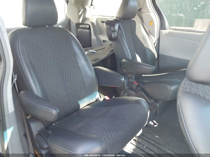 2012 Toyota Sienna 3.5 Se 8 Passenger silver Lot 111044022014 Vin 5TDXK3DC7CS265790