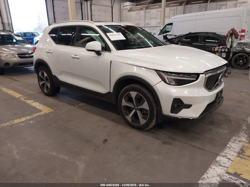 YV4L12UN5P2093993 2023 Volvo Xc40 B5 Plus Bright Theme auction photo 1