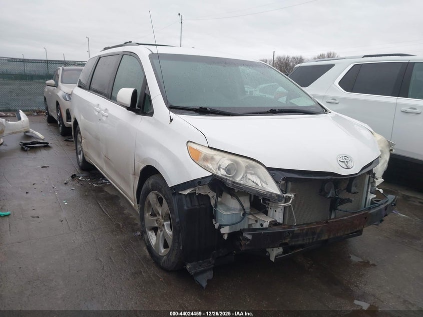 2012 Toyota Sienna Le V6 8 Passenger