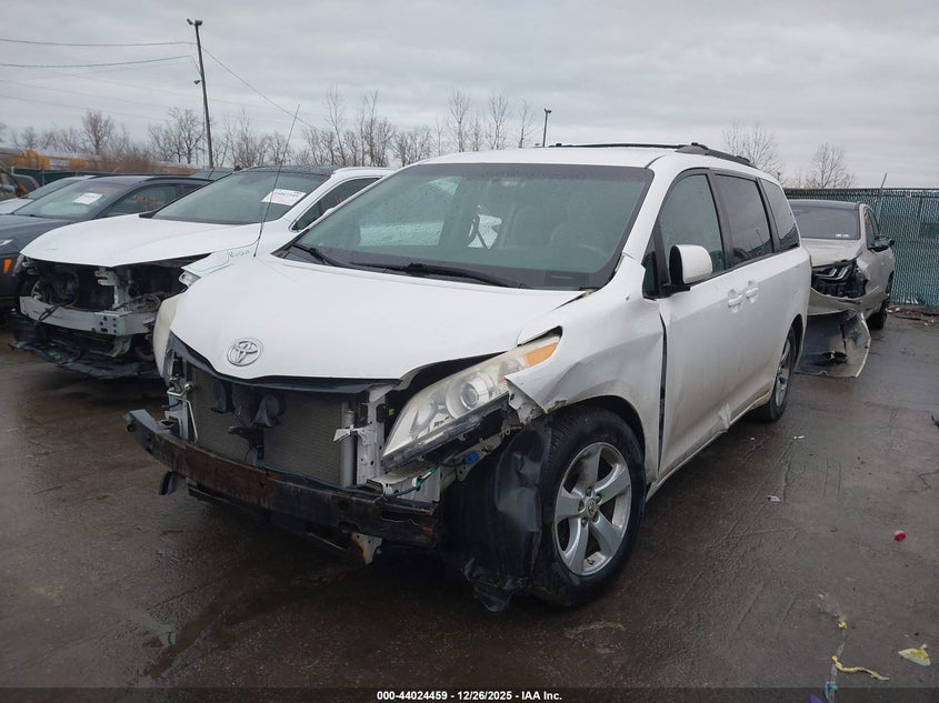 2012 Toyota Sienna Le V6 8 Passenger