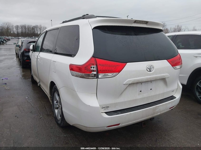2012 Toyota Sienna Le V6 8 Passenger