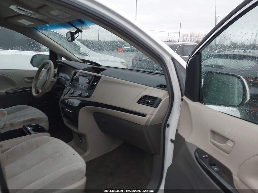 2012 Toyota Sienna Le V6 8 Passenger
