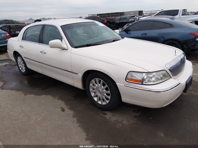 1LNHM81W57Y637952 2007 Lincoln Town Car Signature auction photo 1