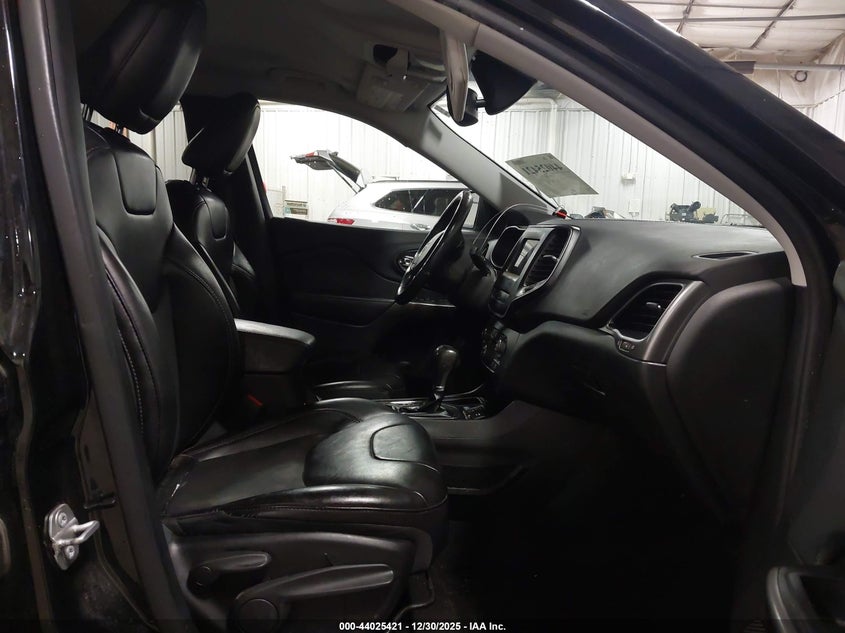 VIN 1C4PJLLB3KD340085 2019 JEEP CHEROKEE LATITUDE PLUS FWD
