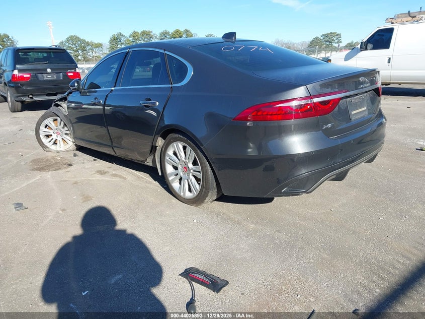Vin: sajbe4fx4ncy90774, lot: 44521657, jaguar xf s p250 rwd automatic 20223