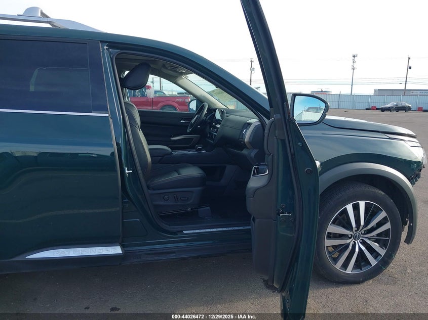 2023 Nissan Pathfinder Platinum Fwd