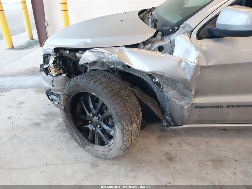 VIN 1C4RJFAG8JC390185 2018 JEEP GRAND CHEROKEE ALTITUDE 4X4