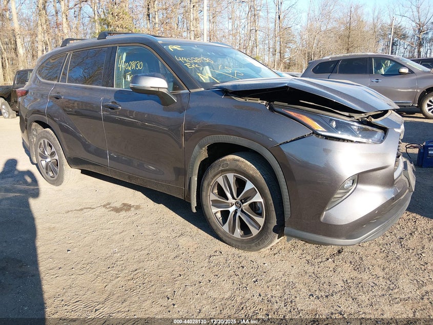 5TDGZRBH4MS541695 2021 Toyota Highlander Xle auction photo 1