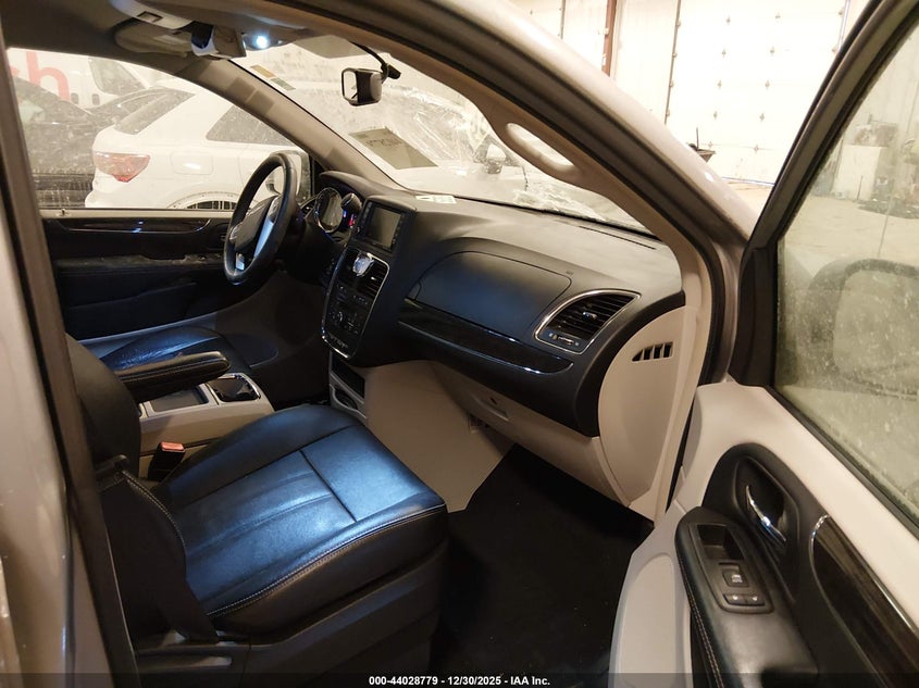 2016 Chrysler Town & Country Touring