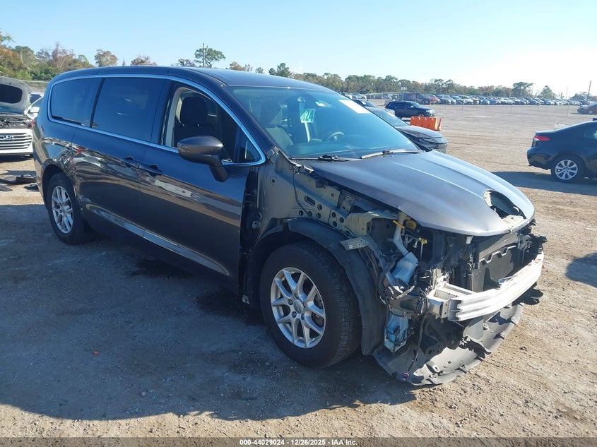 2C4RC1DG8HR837186 2017 Chrysler Pacifica Touring auction photo 1