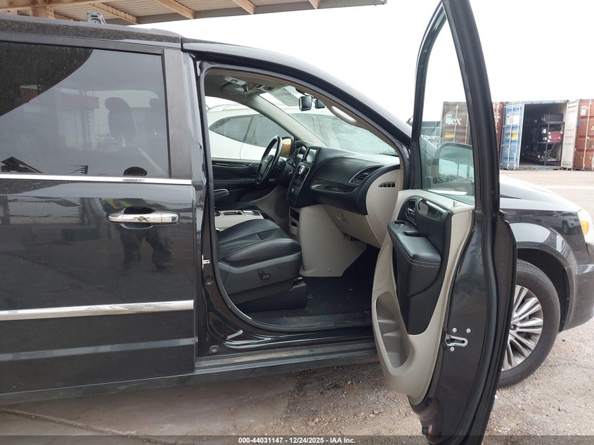 2015 Chrysler Town & Country Touring-L