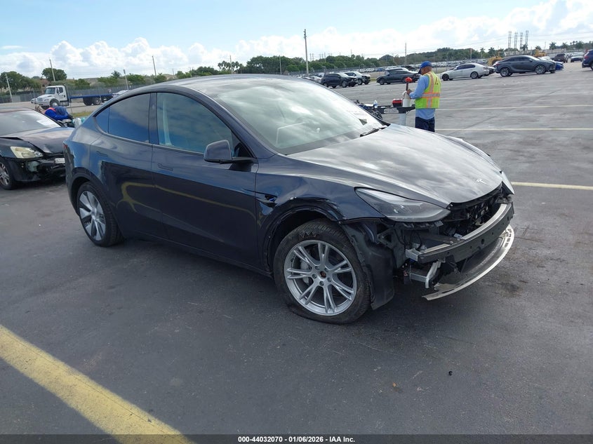 7SAYGDEEXRA241461 2024 Tesla Model Y Long Range Dual Motor All-Wheel Drive auction photo 1