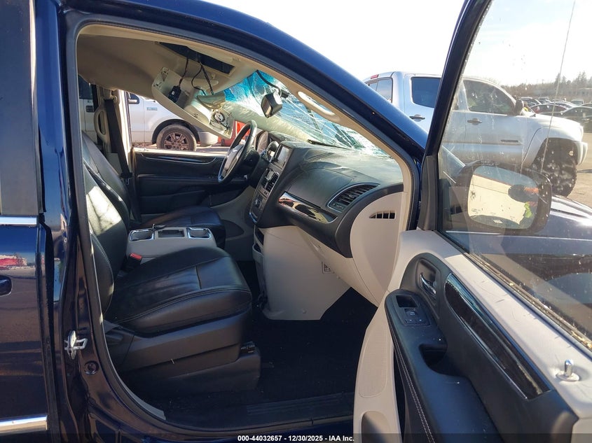 2016 Chrysler Town & Country Touring