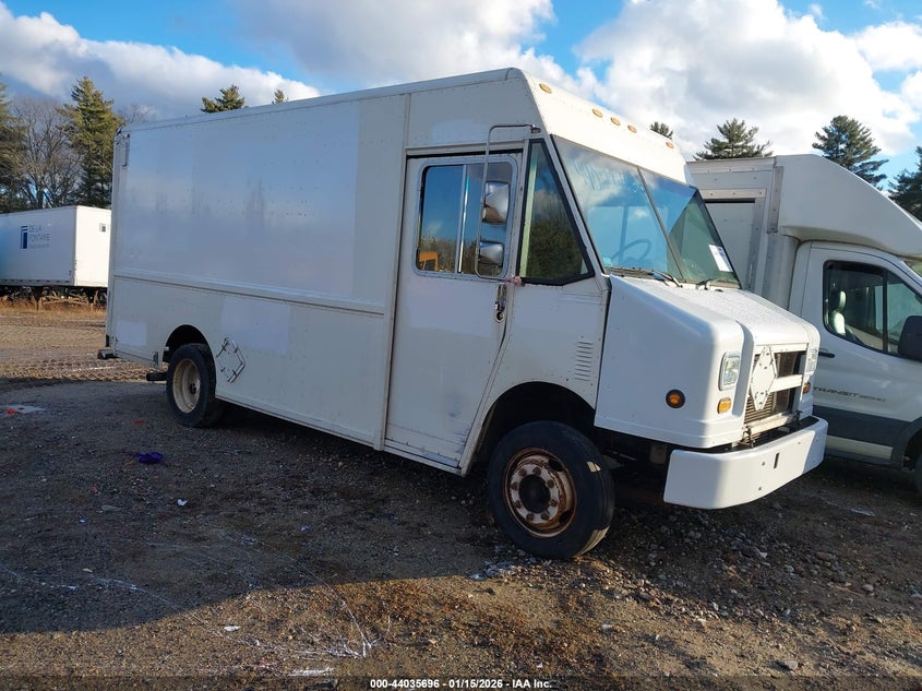 4UZA4FF4XYCF81215 2000 Freightliner Chassis M Line Walk-In Van auction photo 1
