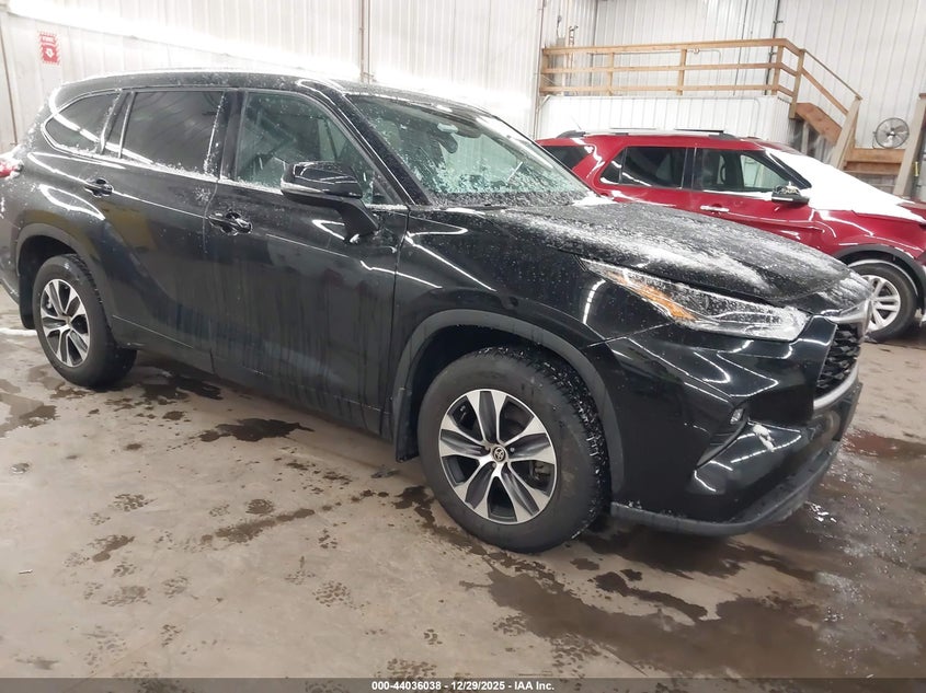 5TDGZRBH2MS533675 2021 Toyota Highlander Xle auction photo 1