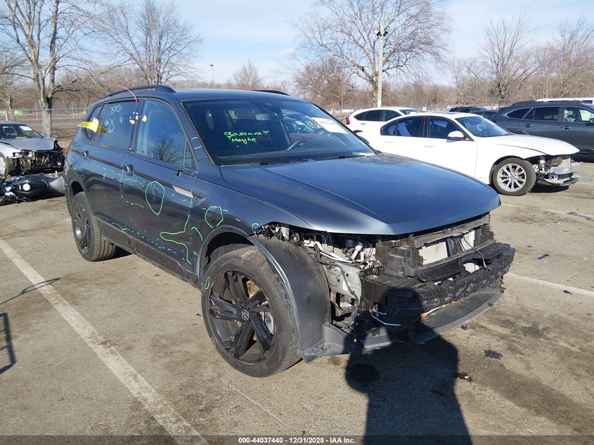 2023 VOLKSWAGEN TIGUAN 2.0T SE R-LINE BLACK