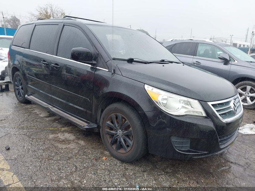 VOLKSWAGEN ROUTAN 2012. Lot# 44041214. VIN 2C4RVABG2CR391462. Photo 1