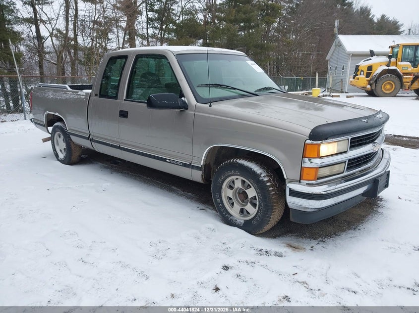 1GCEC19M1WR152818 1998 Chevrolet C1500 Fleetside auction photo 1