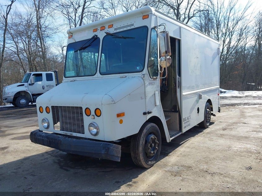 2002 FREIGHTLINER CHASSIS auction photo 2