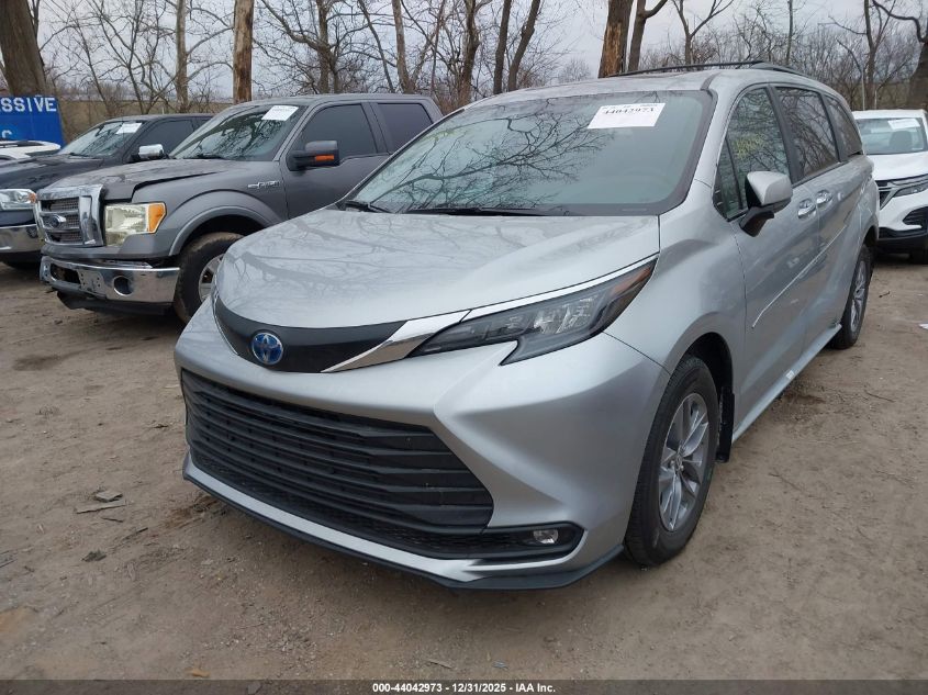 2025 Toyota Sienna Xle