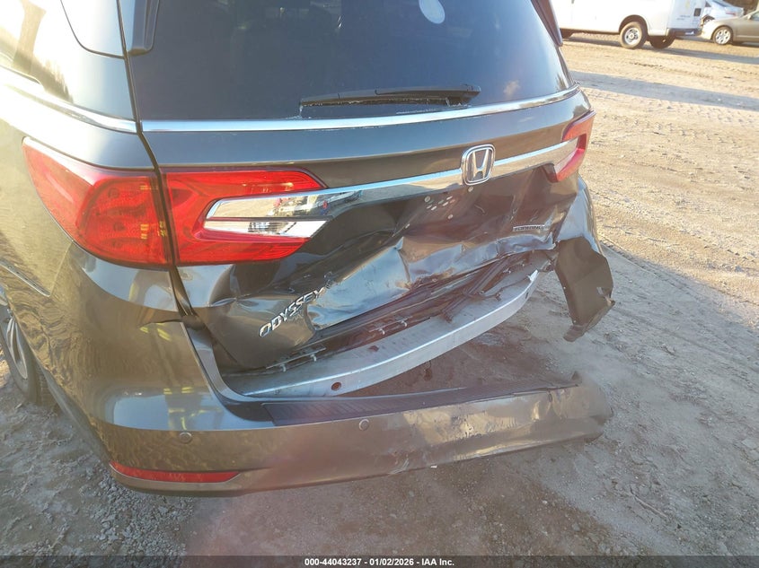 VIN 5FNRL6H8XJB008475 2018 HONDA ODYSSEY TOURING