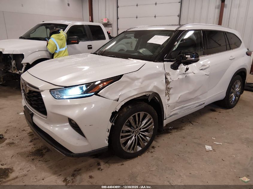 2025 Toyota Highlander Hybrid Platinum
