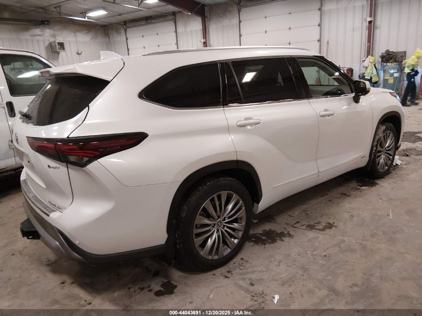 2025 Toyota Highlander Hybrid Platinum