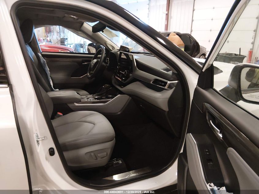 2025 Toyota Highlander Hybrid Platinum