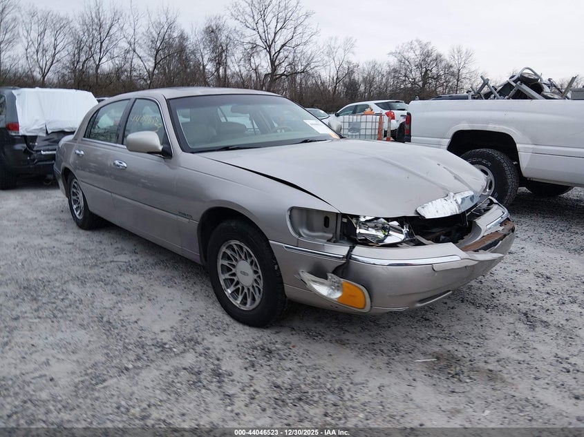 1LNHM82WX1Y633403 2001 Lincoln Town Car Signature auction photo 1