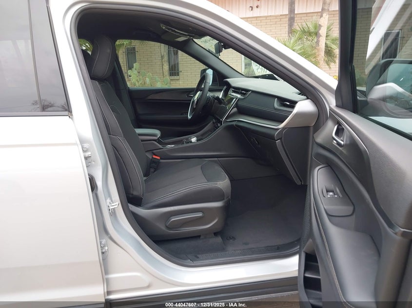 2025 Jeep Grand Cherokee Laredo 4X2