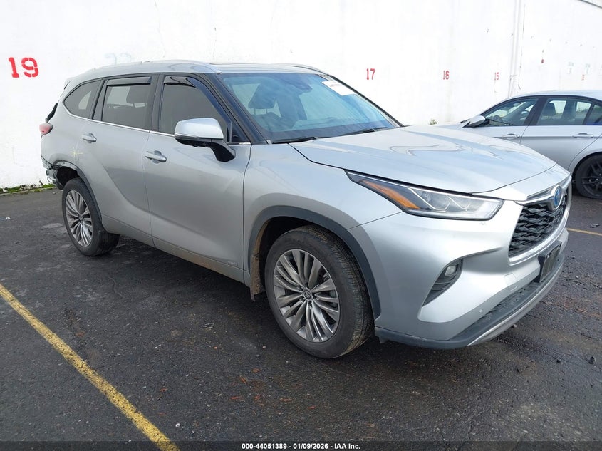 2023 Toyota Highlander Hybrid Platinum