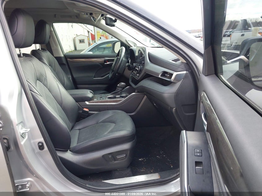 2023 Toyota Highlander Hybrid Platinum