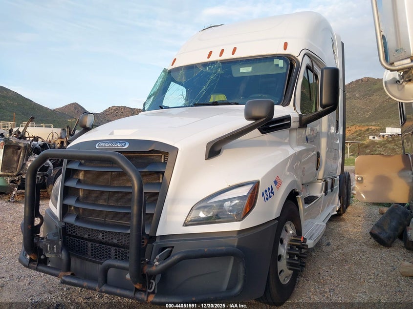 2020 FREIGHTLINER NEW CASCADIA 126 auction photo 2