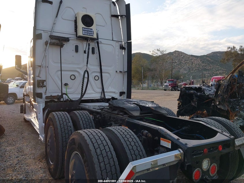 2020 FREIGHTLINER NEW CASCADIA 126 auction photo 3