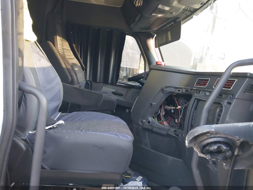 2020 FREIGHTLINER NEW CASCADIA 126 auction photo 5
