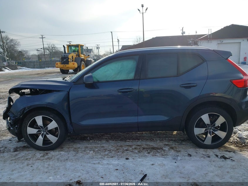 VIN YV4162UK4M2428218 2021 VOLVO XC40 T5 MOMENTUM