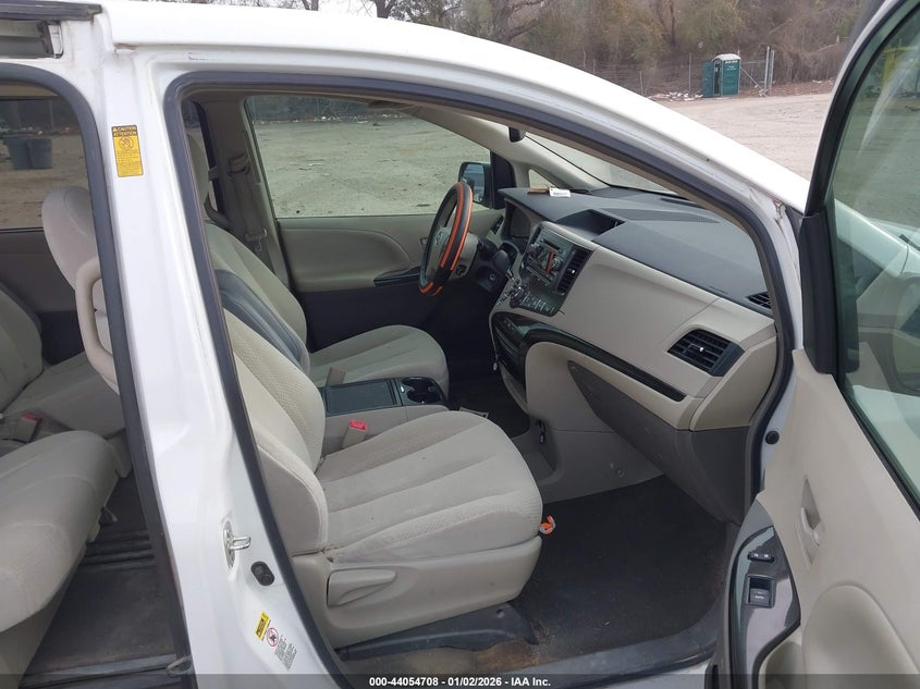 2013 Toyota Sienna Le V6 8 Passenger