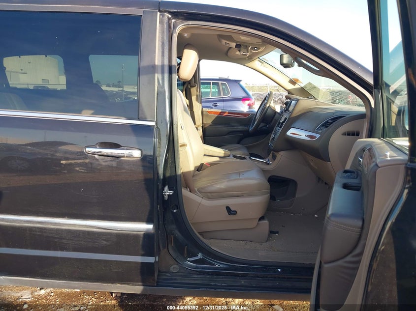 2013 Chrysler Town & Country Touring-L