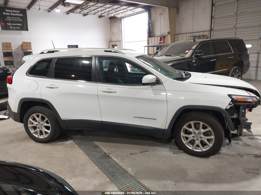 VIN 1C4PJLCB2JD573423 2018 JEEP CHEROKEE LATITUDE FWD