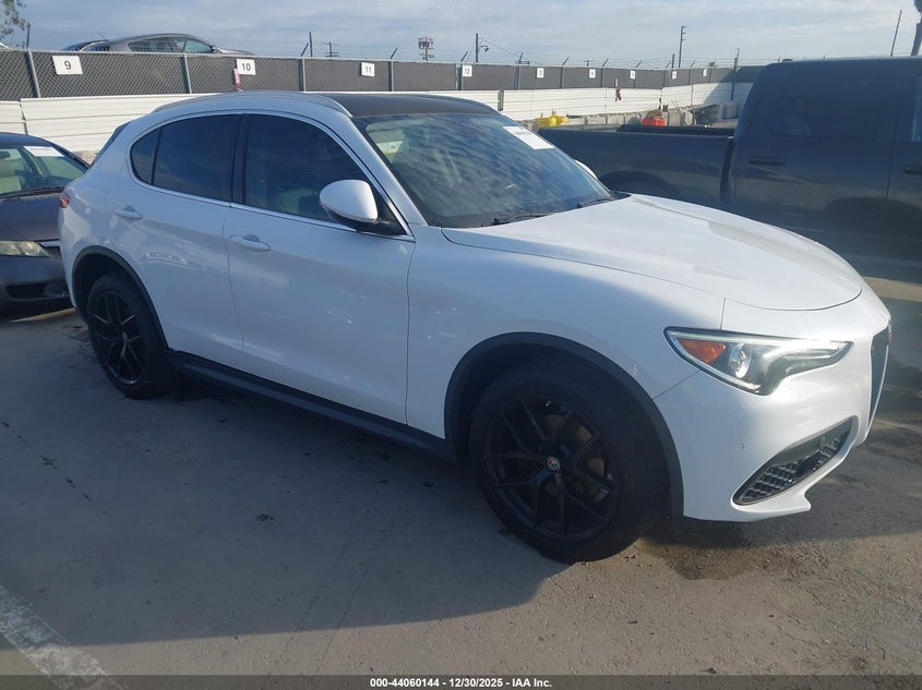 ZASFAKAN7J7B83586 2018 Alfa Romeo Stelvio Awd auction photo 1