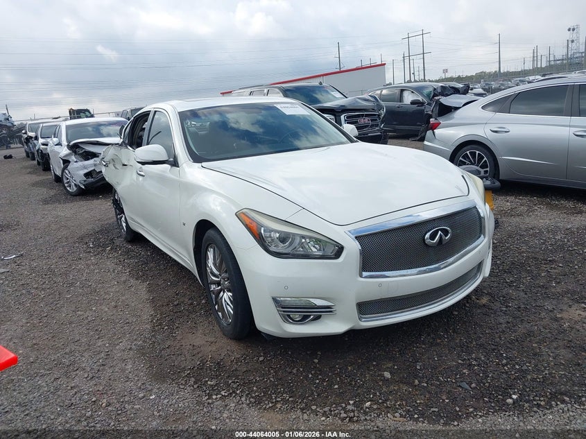 2015 INFINITI Q70 3.7