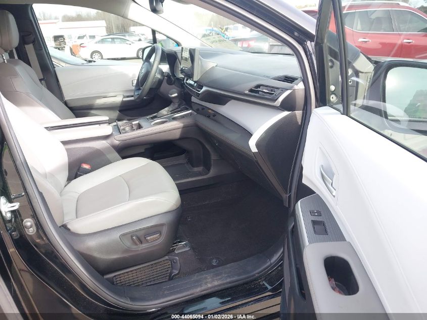 2025 Toyota Sienna Xle