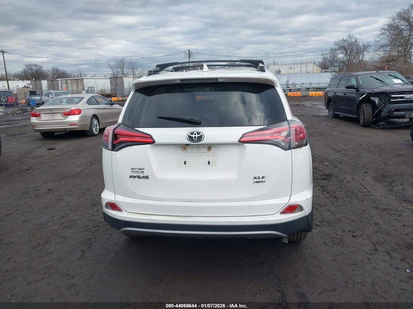 VIN JTMRFREV4JJ724011 2018 TOYOTA RAV4 XLE